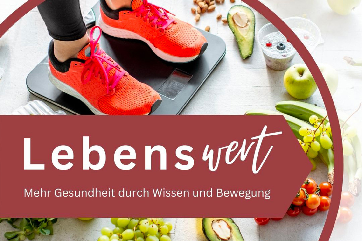 Eine Person, bei der man nur die fuße sieht, steht auf einer Wage und Außenrum Ligen viele Lebensmittel. Darüber steht: Lebenswert - Mehr Gesundheit durch Wissen und Bewegung